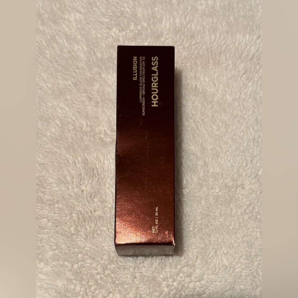 Brand New Hourglass Illusion Luminous Glow Foundation